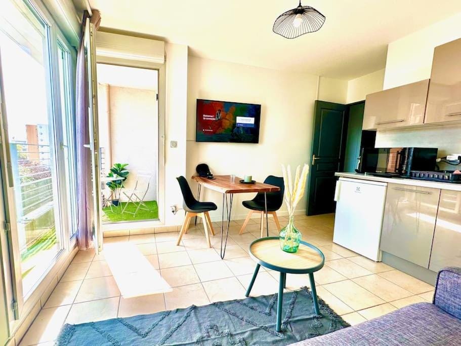 Lumineux T1 : balcon, TV sat&VOD, proche Part-Dieu & Université Apartment in Villeurbanne