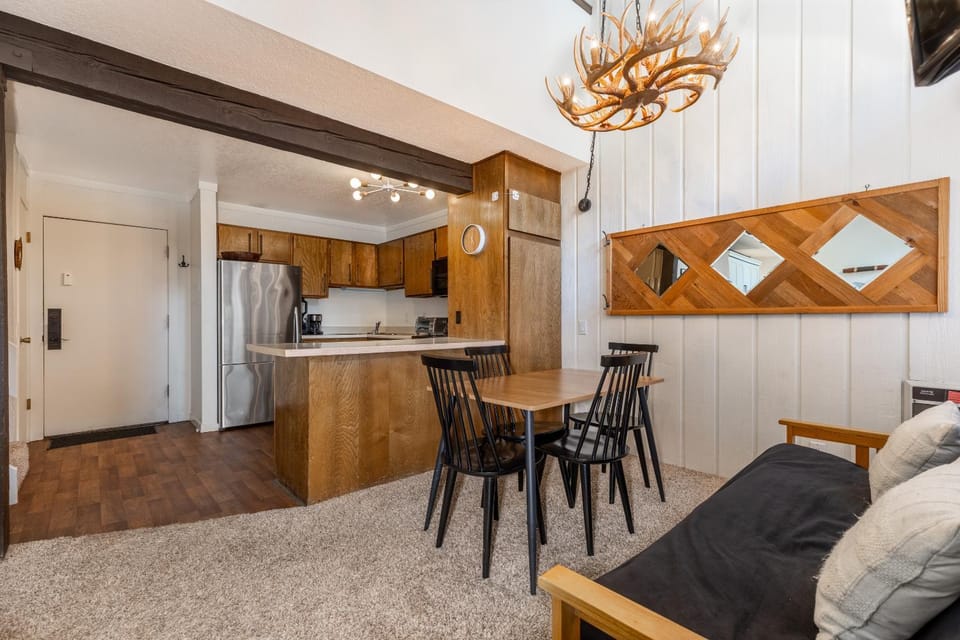 Epic Condo walk to Canyon Lodge Apartment in Mammoth Lakes