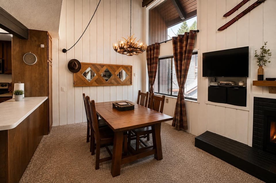 Epic Condo walk to Canyon Lodge Apartment in Mammoth Lakes