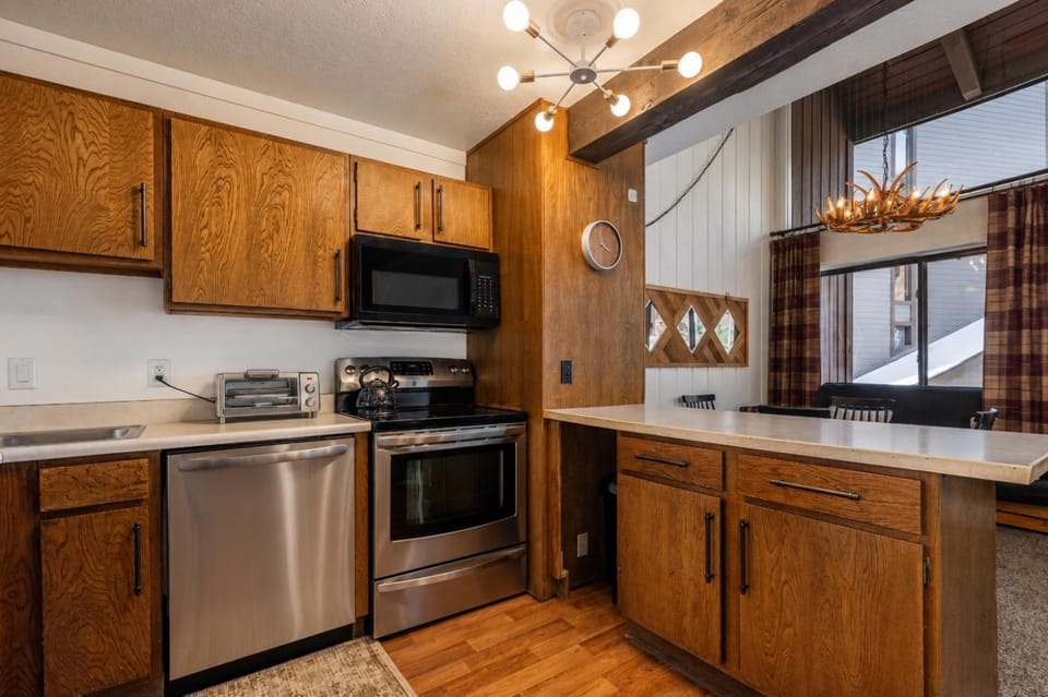 Epic Condo walk to Canyon Lodge Apartment in Mammoth Lakes