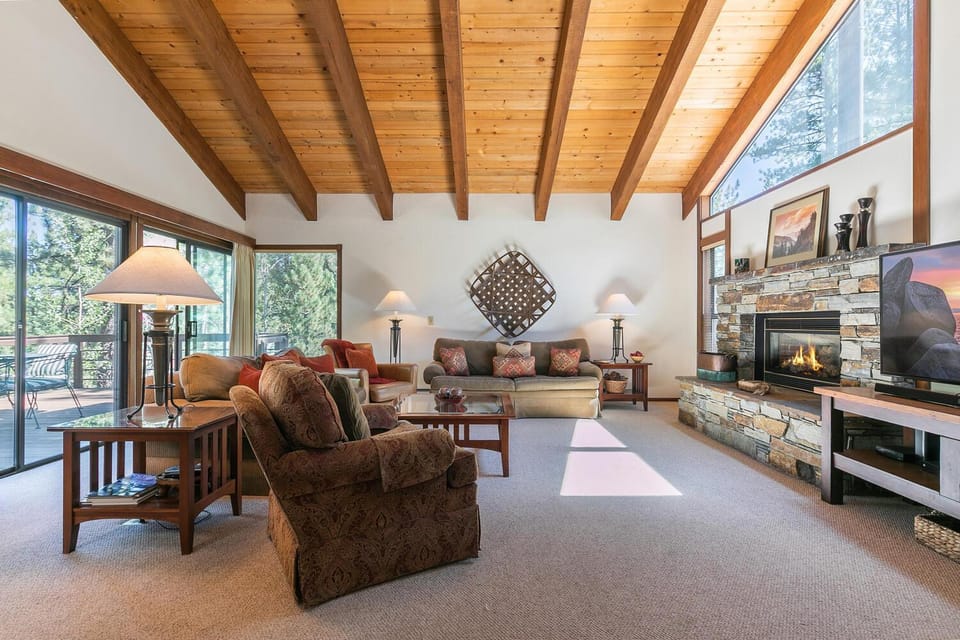 Basque Lodge at Northstar by Tahoe Getaways - Pet-Friendly 5BR w Free Shuttle & HOA Amenities House in Sierra Nevada