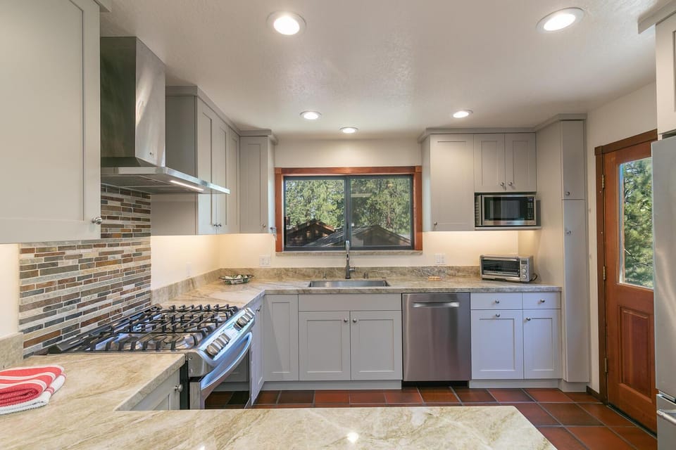Basque Lodge at Northstar by Tahoe Getaways - Pet-Friendly 5BR w Free Shuttle & HOA Amenities House in Sierra Nevada