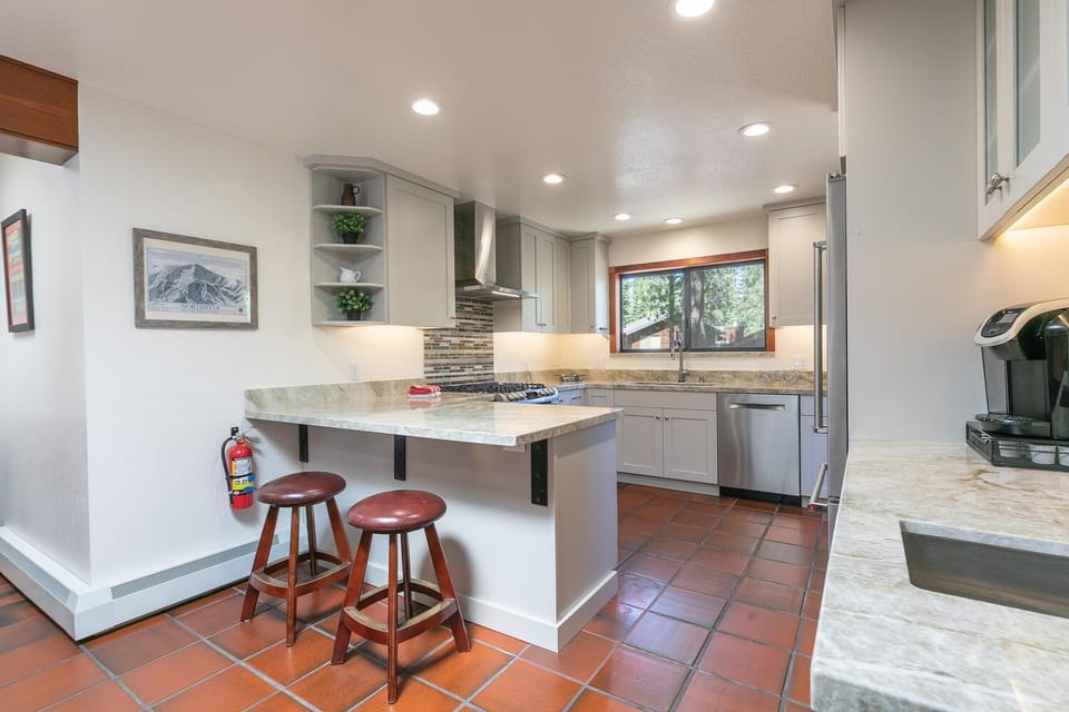 Basque Lodge at Northstar by Tahoe Getaways - Pet-Friendly 5BR w Free Shuttle & HOA Amenities House in Sierra Nevada