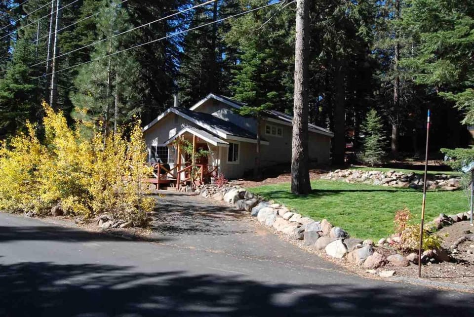Glades Getaway by Tahoe Getaways - Charming Pet-Friendly 3 BD North Shore Cabin w Wood Fireplace & Short Drive to Ski Resorts Cabin in Lake Tahoe