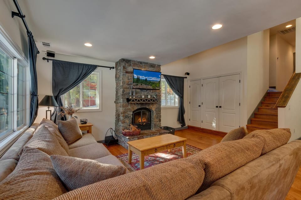 Glades Getaway by Tahoe Getaways - Charming Pet-Friendly 3 BD North Shore Cabin w Wood Fireplace & Short Drive to Ski Resorts Cabin in Lake Tahoe