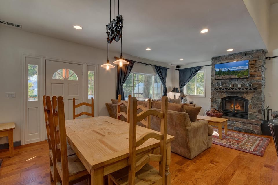Glades Getaway by Tahoe Getaways - Charming Pet-Friendly 3 BD North Shore Cabin w Wood Fireplace & Short Drive to Ski Resorts Cabin in Lake Tahoe