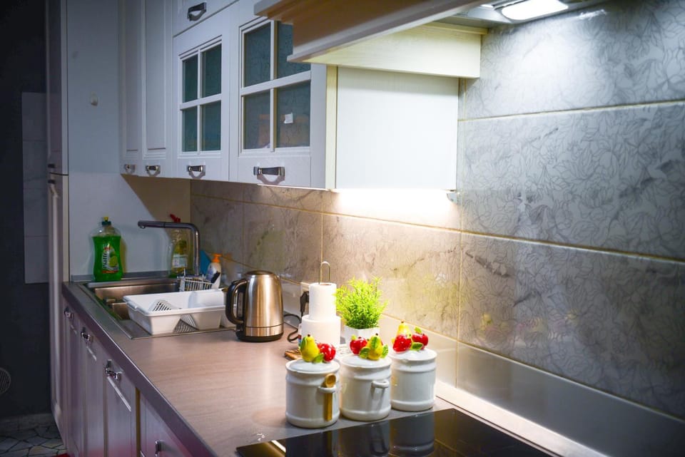 Coffee/tea facilities, Kitchen or kitchenette, Seating area, Dining area