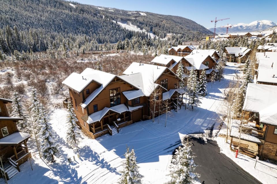 Property building, Bird's eye view, Mountain view