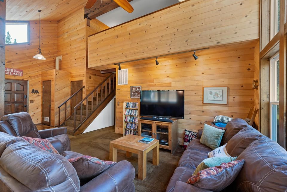 Rustic Retreat by Tahoe Getaways - 4BR Tahoe Donner Contemporary Cabin w Forest Views, Pet-Friendly & HOA Amenities Cabin in Truckee