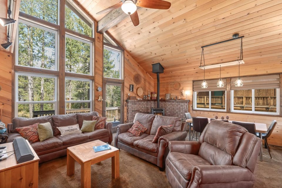 Rustic Retreat by Tahoe Getaways - 4BR Tahoe Donner Contemporary Cabin w Forest Views, Pet-Friendly & HOA Amenities Cabin in Truckee