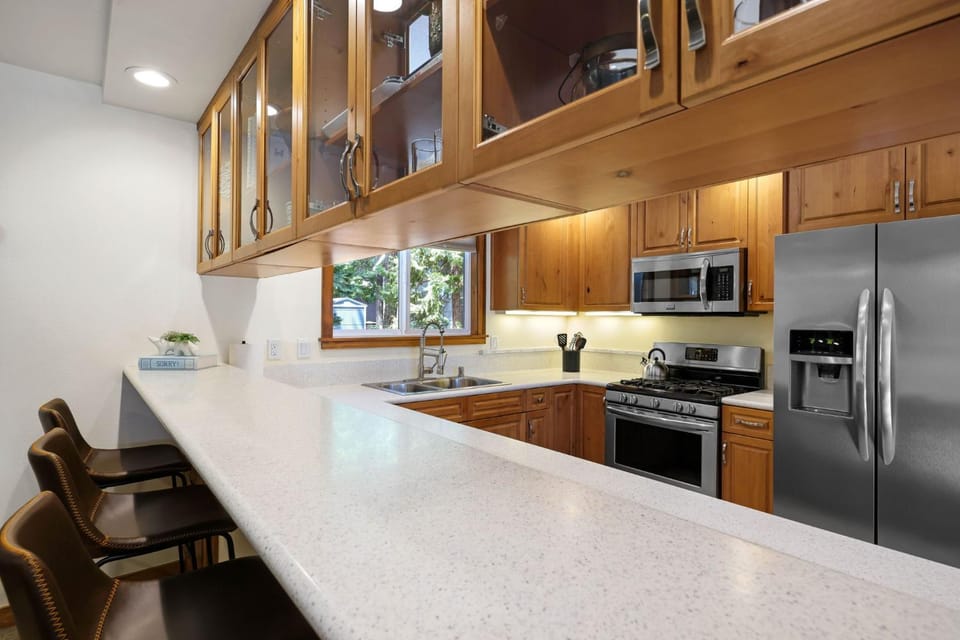 Sunlit Pines by Tahoe Getaways - 2BR in Tahoe Park w Hot Tub, Fenced Yard & Pet Friendly! House in Tahoe City