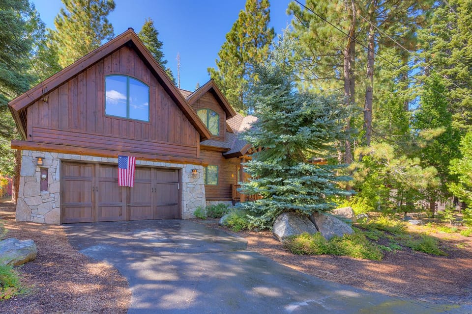 Tippy Canoe by Tahoe Getaways - 4BR West Shore w Private Hot Tub,, Sauna, EV & Walking Distance to Trailhead House in Lake Tahoe