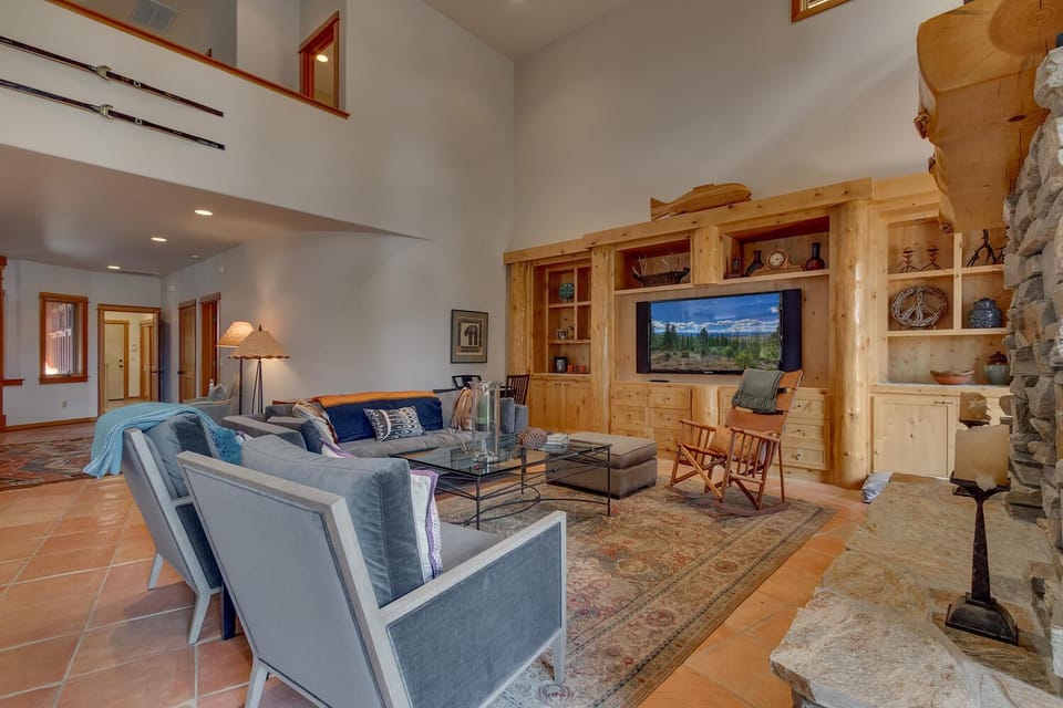 Tranquil Retreat by Tahoe Getaways - 3BR Pet-Friendly Home w Private Hot Tub, Views & HOA Amenities House in Truckee