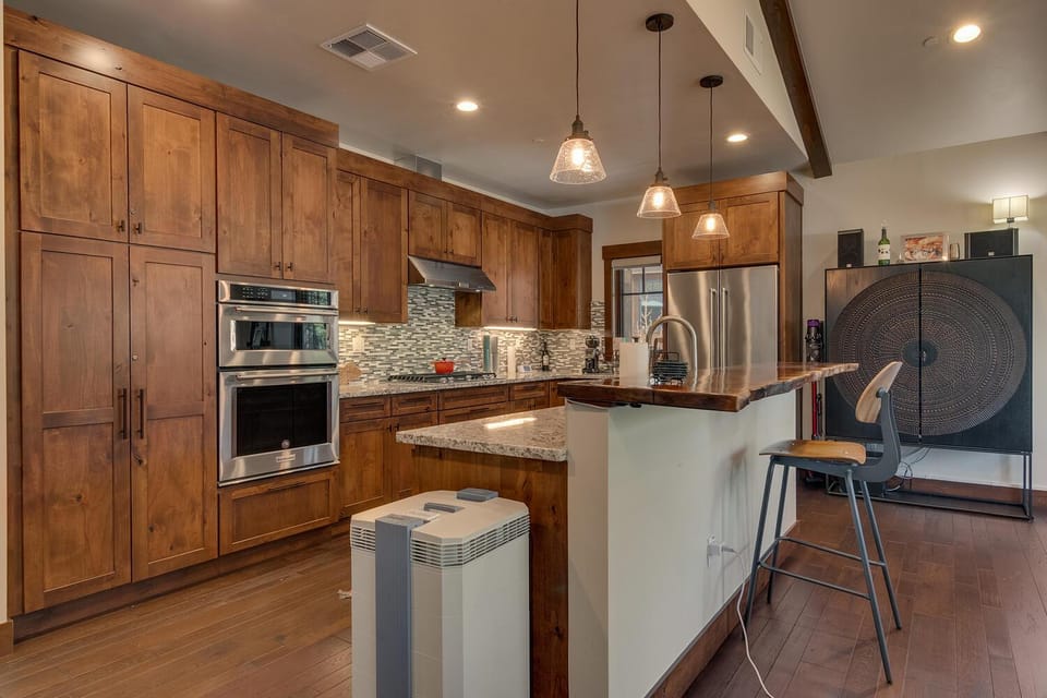 Truckee Luxe by Tahoe Getaways - 3 BR Luxury Gray's Crossing Townhome w Hot Tub on Golf Course - Close to Downtown & Northstar House in Truckee