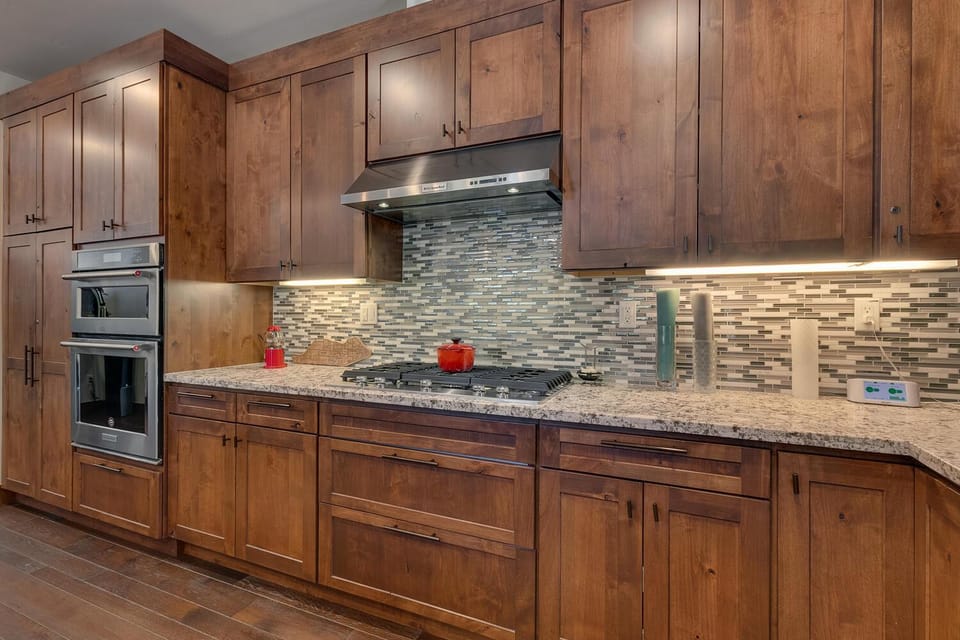 Truckee Luxe by Tahoe Getaways - 3 BR Luxury Gray's Crossing Townhome w Hot Tub on Golf Course - Close to Downtown & Northstar House in Truckee