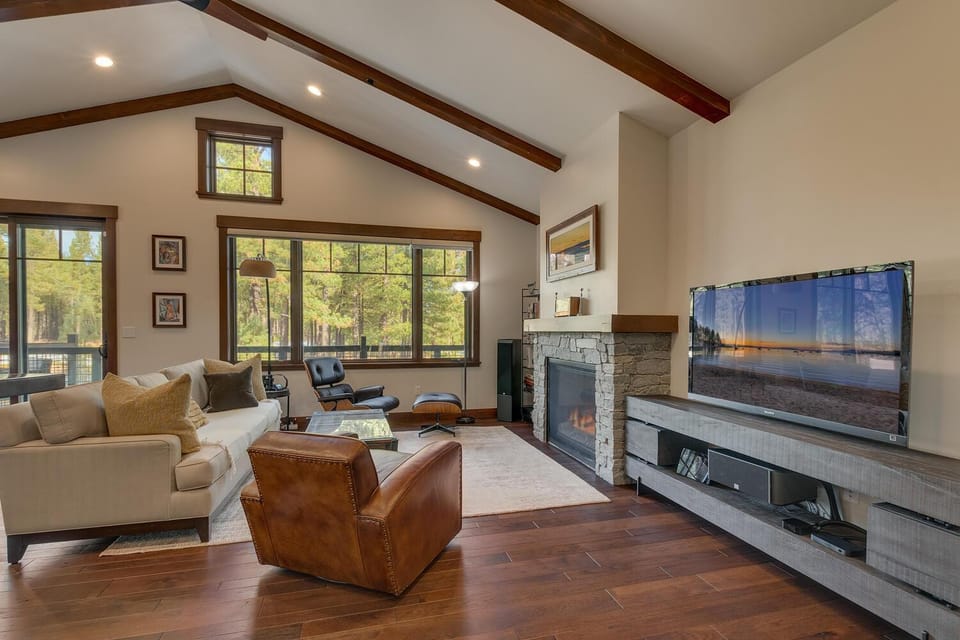 Truckee Luxe by Tahoe Getaways - 3 BR Luxury Gray's Crossing Townhome w Hot Tub on Golf Course - Close to Downtown & Northstar House in Truckee
