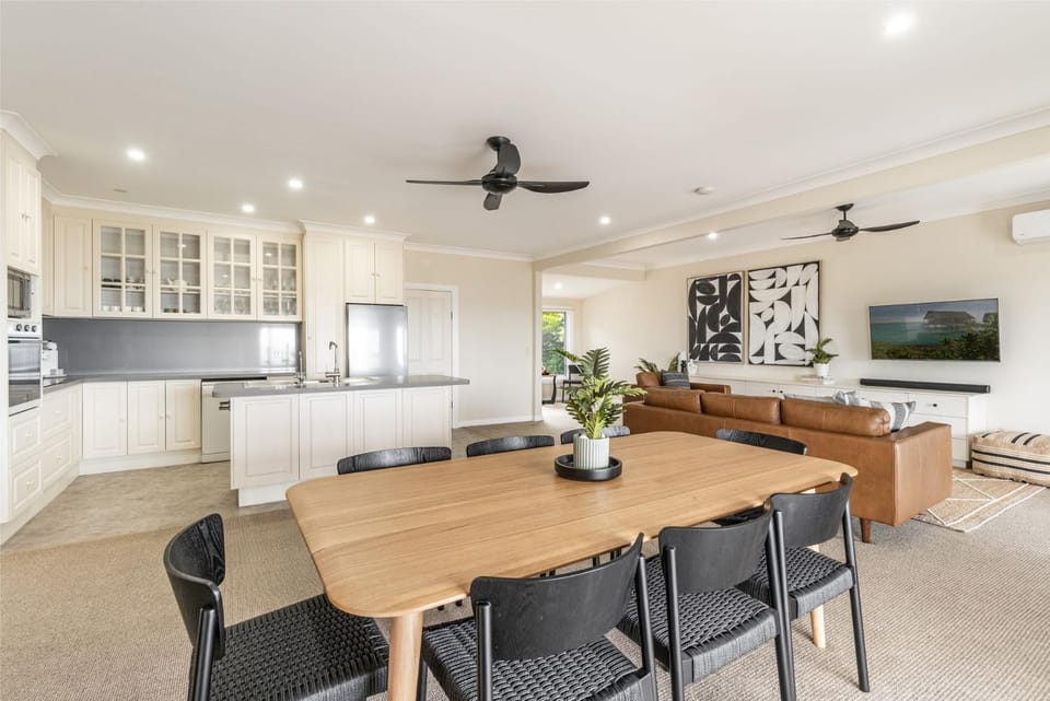 Kitchen or kitchenette, Living room, Seating area, Dining area, oven, stove, air conditioner