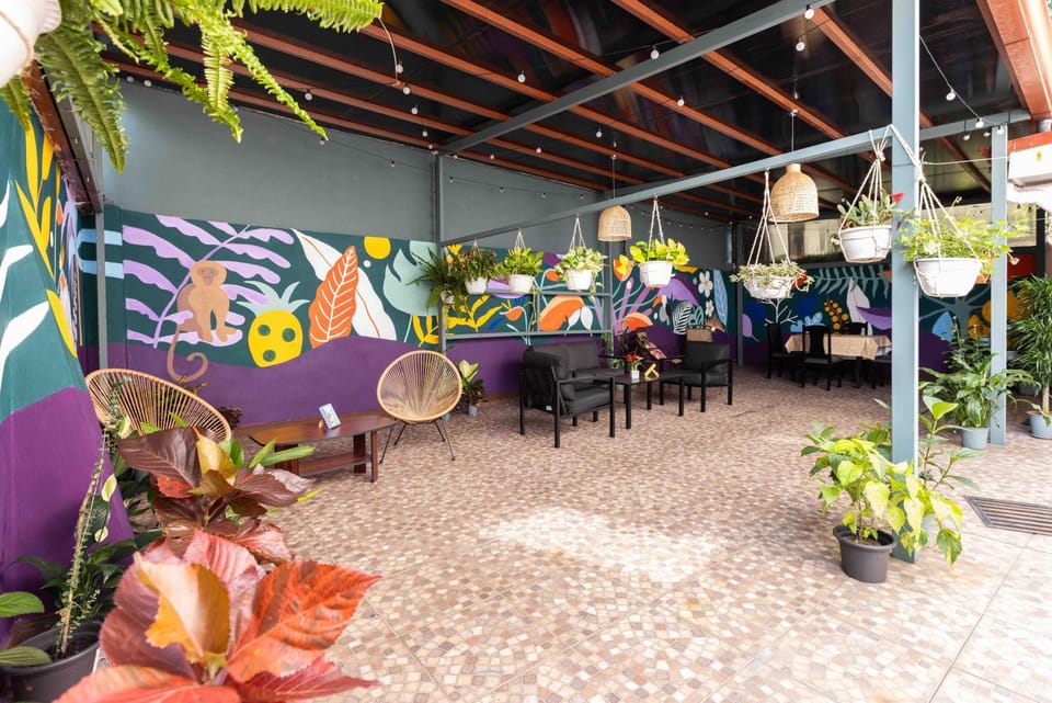 Restaurant/places to eat, Restaurant/places to eat, Day, Living room, Seating area