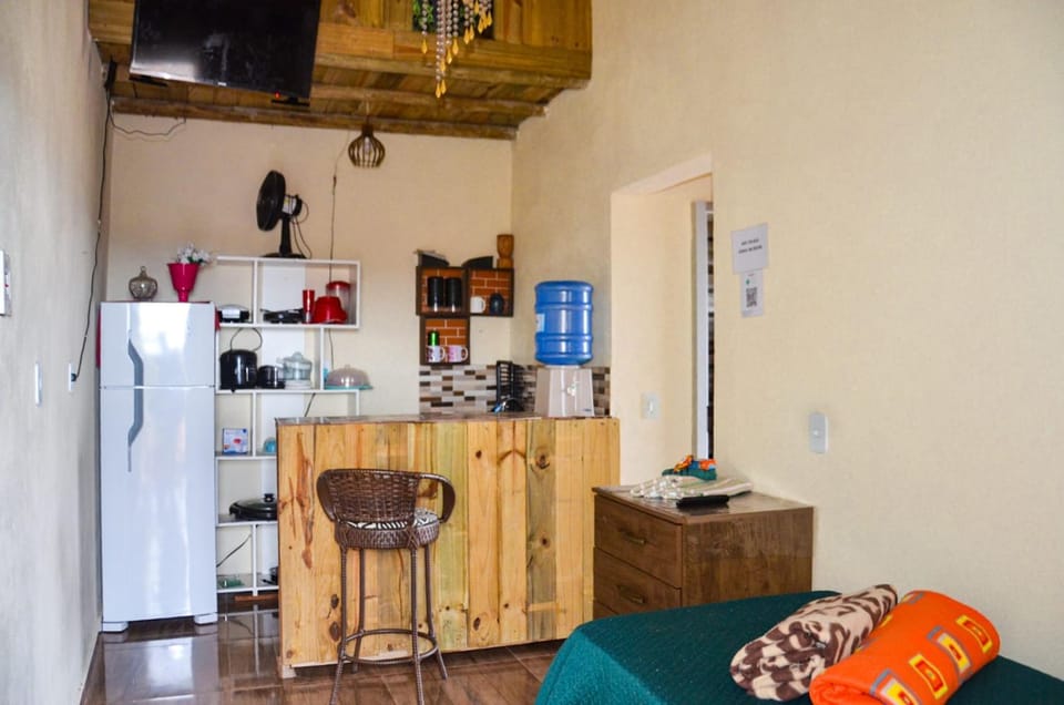 Kitchen or kitchenette, minibar, stove