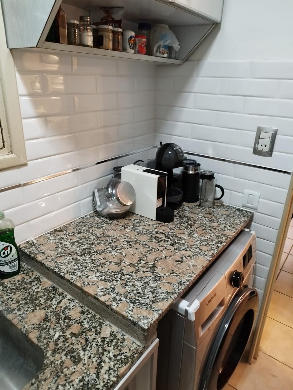 Kitchen or kitchenette, minibar