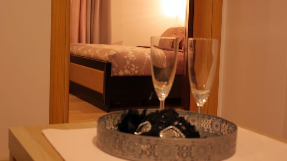 Photo of the whole room, Bedroom, Food