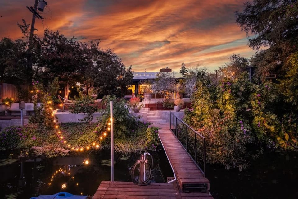 Old World Charm W/Dry Sauna & Water Front Dock House in Stockton