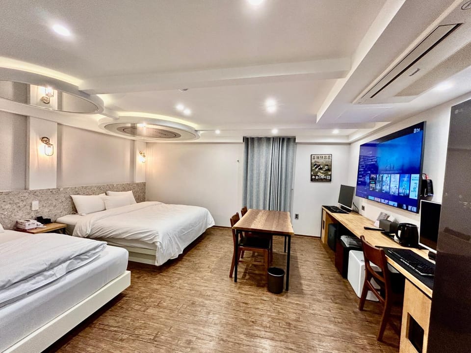 Bed, TV and multimedia, Bedroom, air conditioner