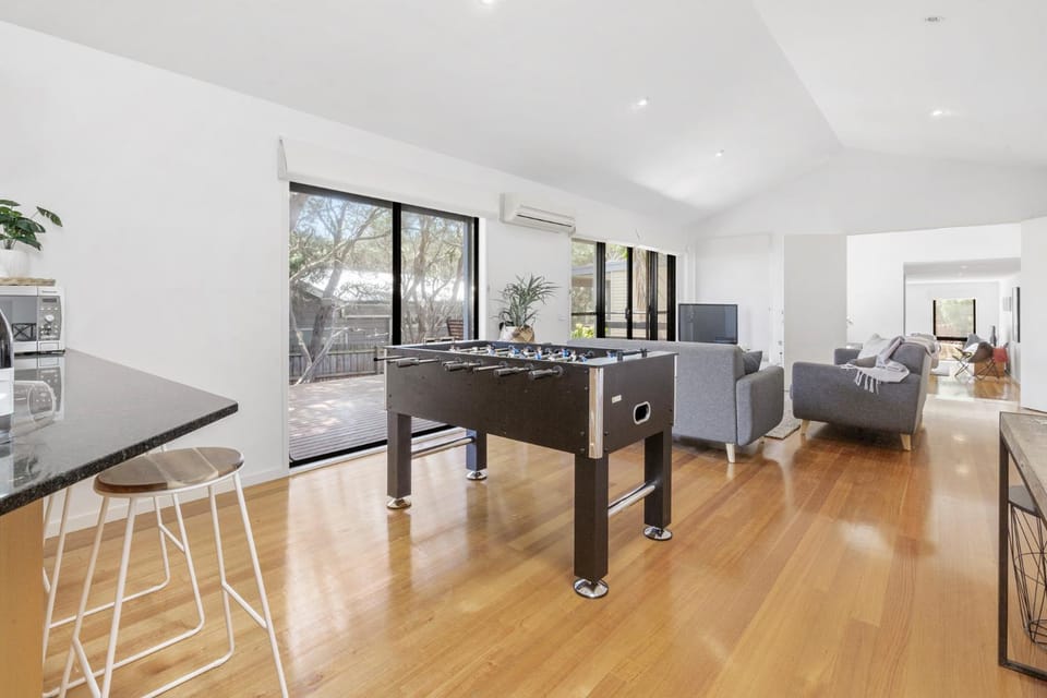 TV and multimedia, Kitchen or kitchenette, Living room, Seating area