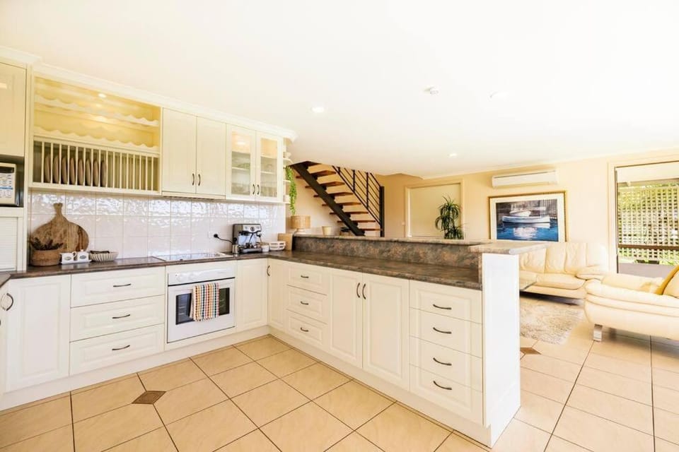 Kitchen or kitchenette, dishwasher, stove