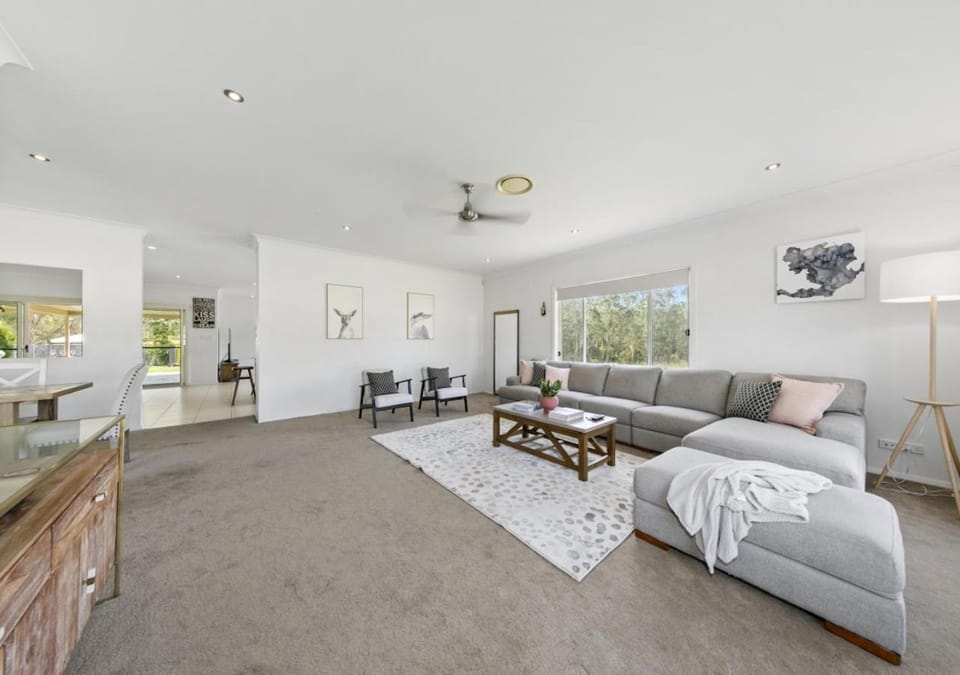 Living room, Seating area, Evening entertainment, fireplace
