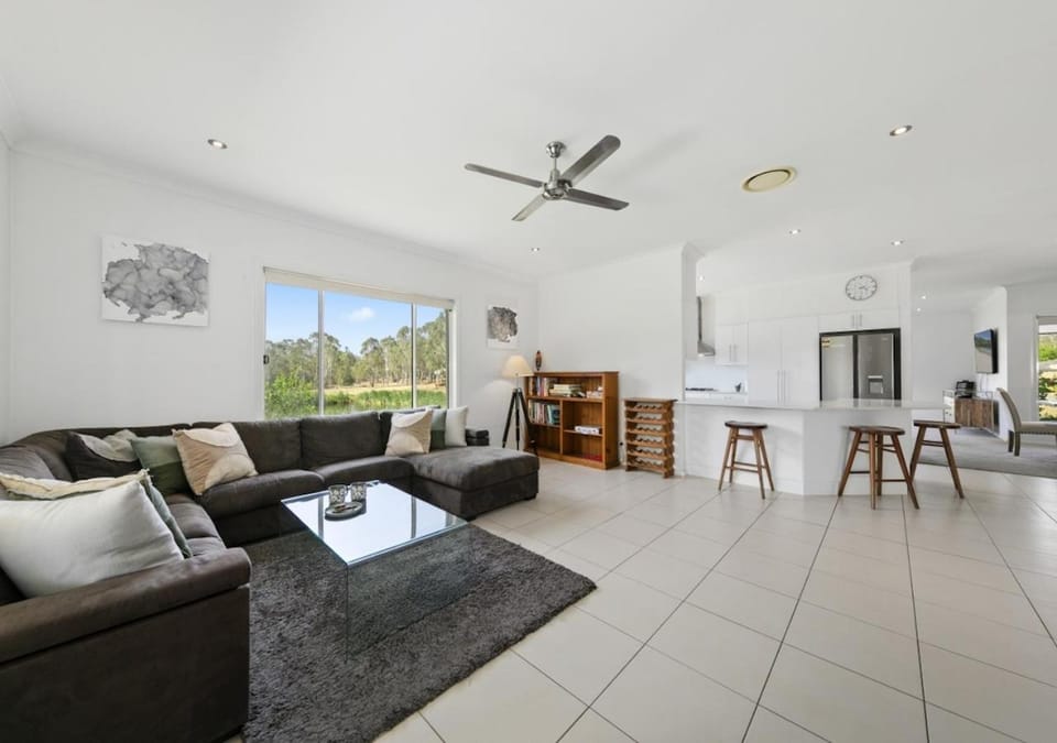 Living room, Seating area, Evening entertainment, fireplace