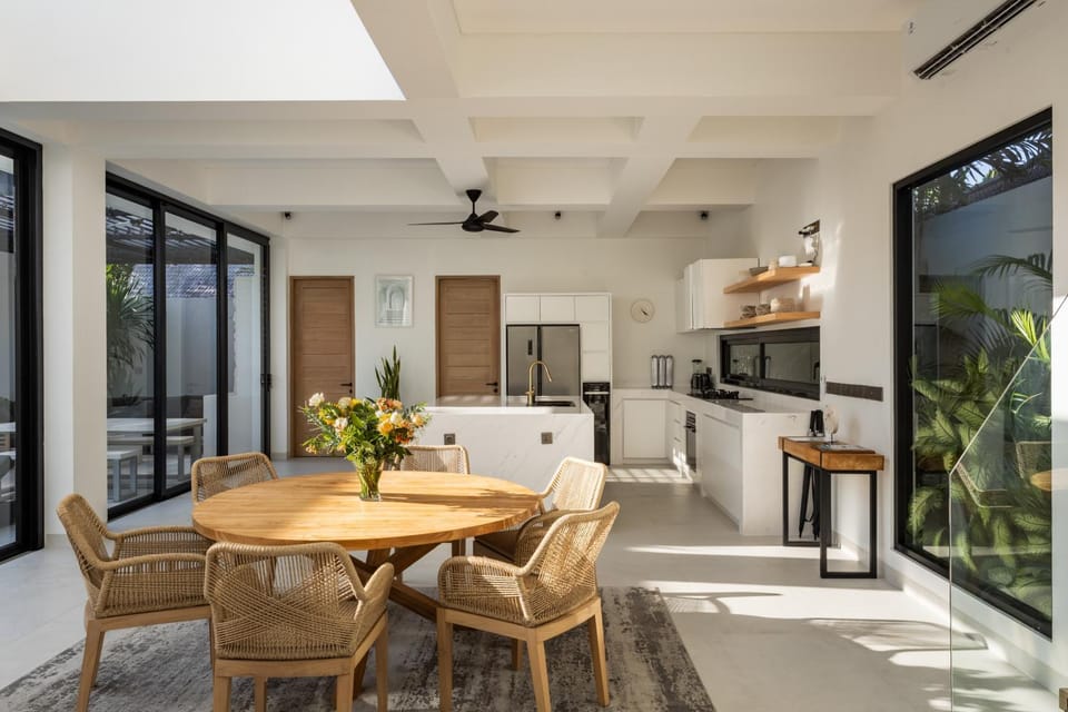 Kitchen or kitchenette, Dining area