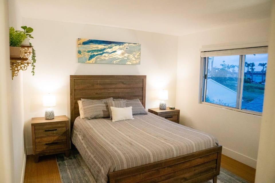 1 Block from Beach - Steps from Restaurants & Shops Apartment in Oceanside