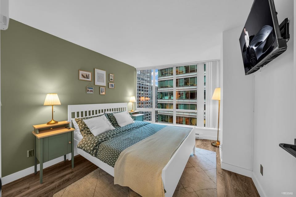 Bed, TV and multimedia, Bedroom