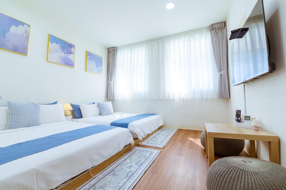 Bed, TV and multimedia, Photo of the whole room, Bedroom