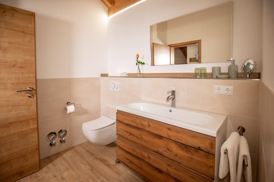 Shower, Toilet, Bathroom, Bath, towels