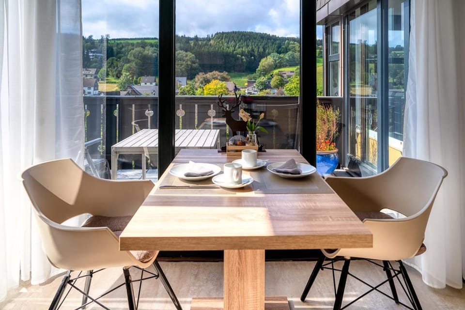 Natural landscape, View (from property/room), Balcony/Terrace, Dining area, Mountain view