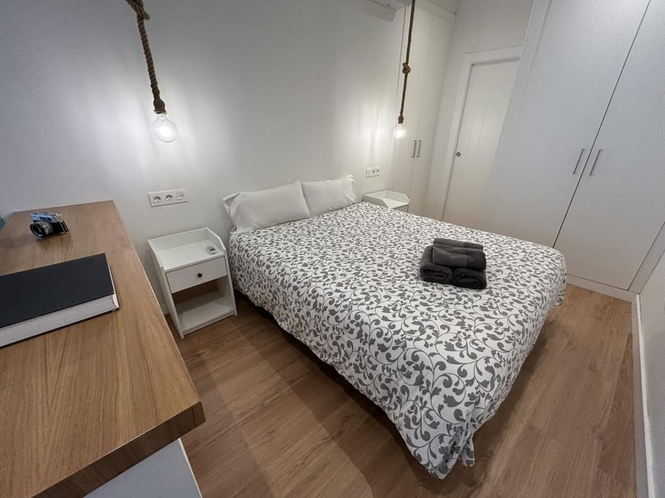 Photo of the whole room, Bedroom