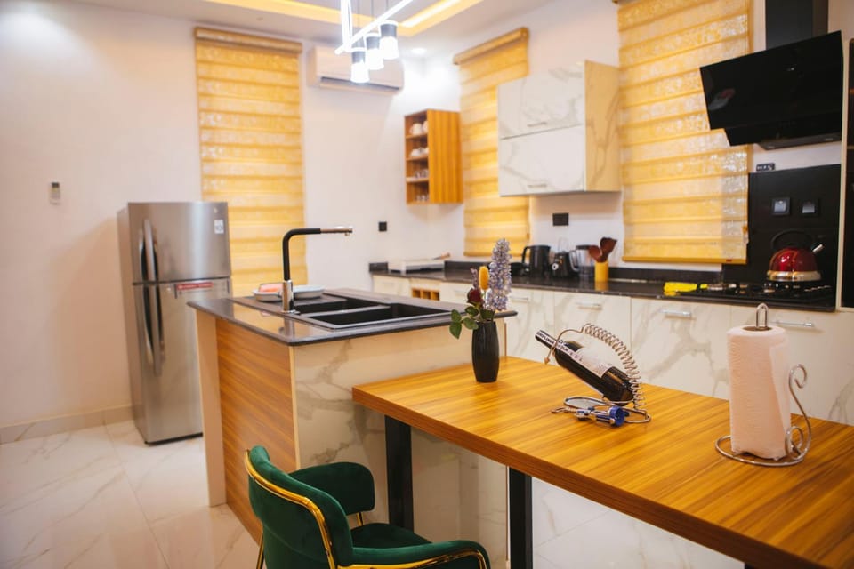 Kitchen or kitchenette, Dining area
