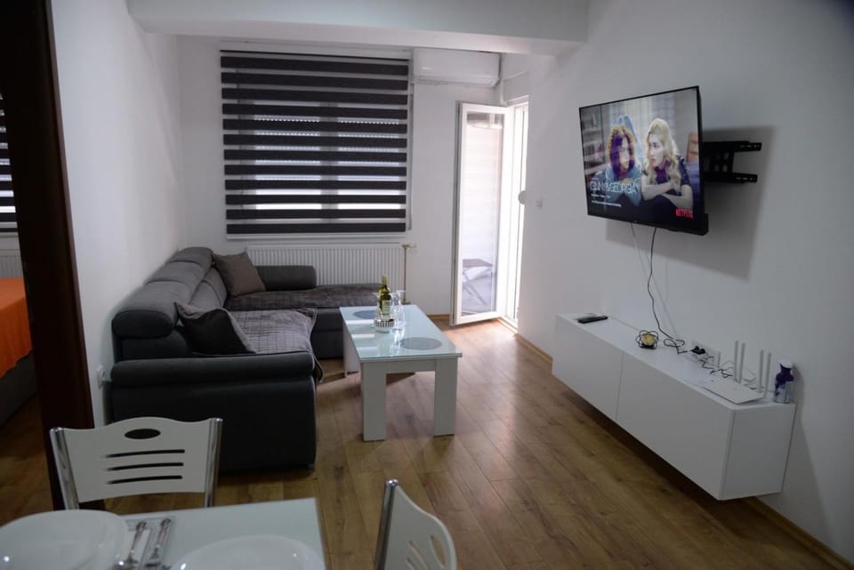 Communal lounge/ TV room, TV and multimedia, Living room, Seating area, Dining area