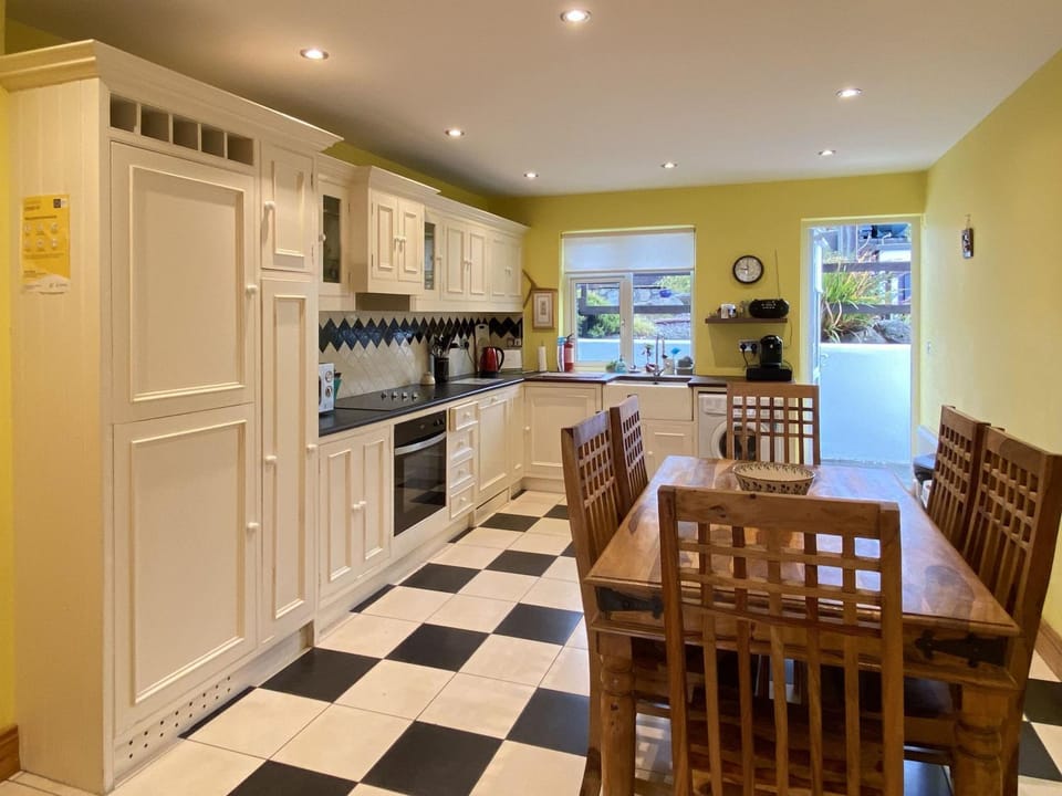 Property building, Kitchen or kitchenette, dishwasher, oven, stove, toaster, washing machine, dryer