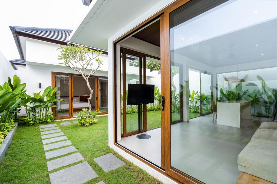 Property building, Communal lounge/ TV room, Day, Garden, TV and multimedia, Garden view