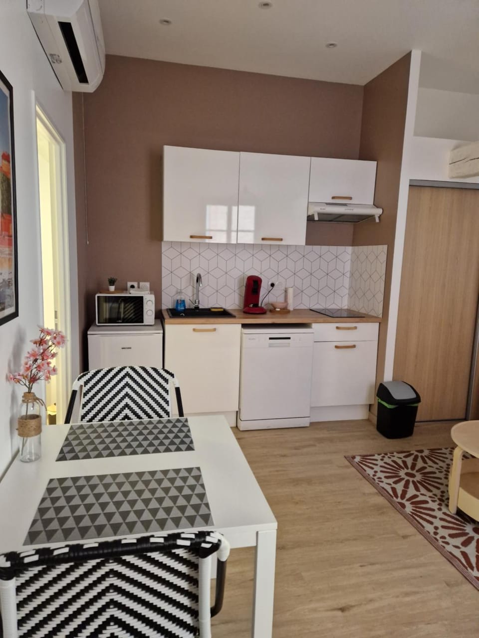 Kitchen or kitchenette, Dining area, minibar, stove