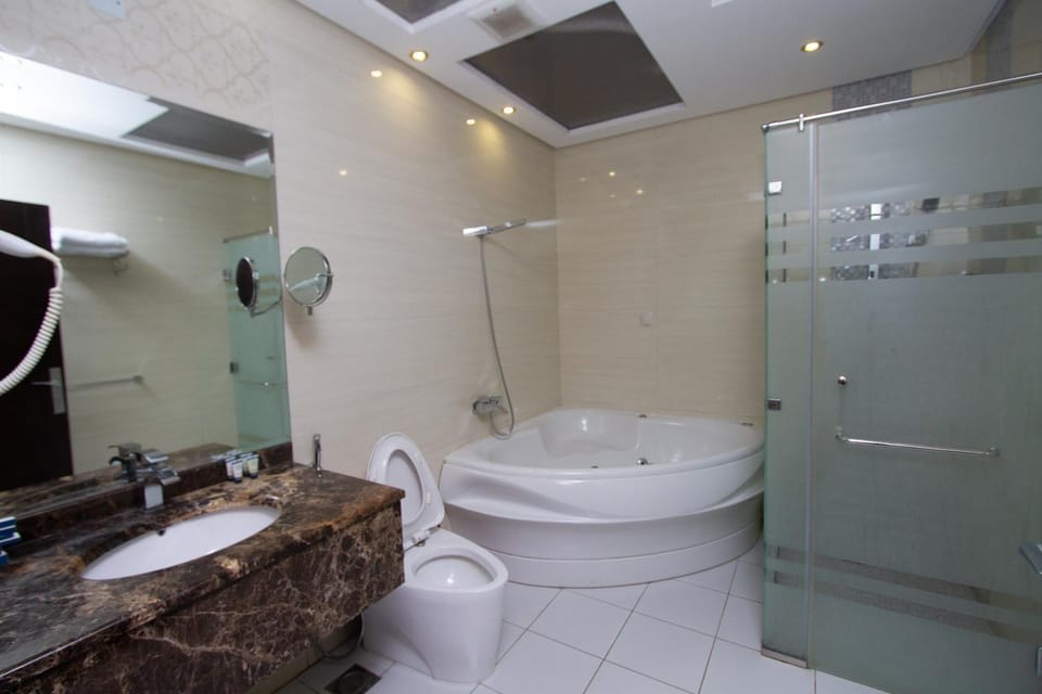 Shower, Toilet, Bathroom, Bath, towels