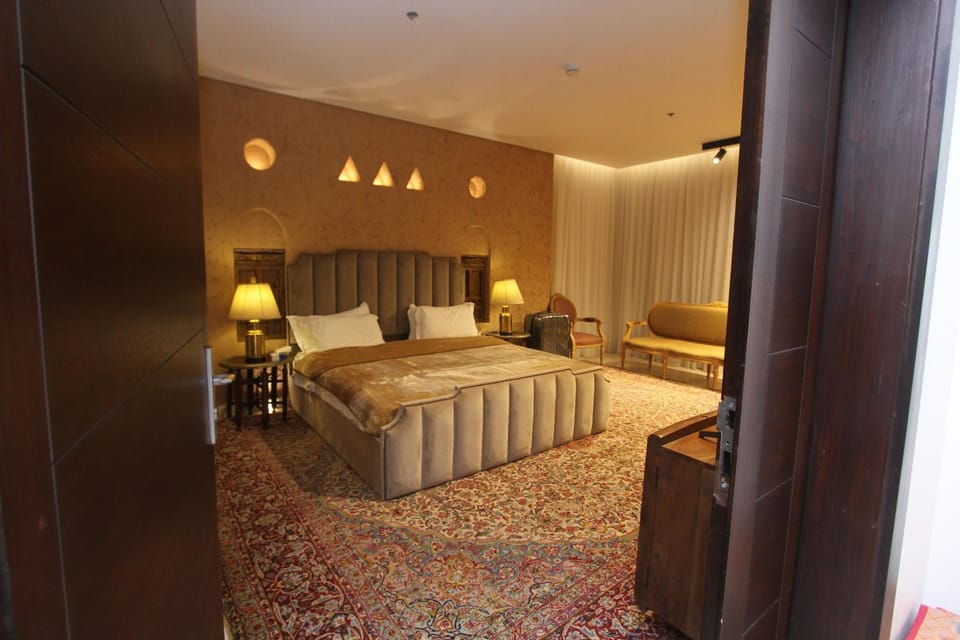 Bed, Living room, Photo of the whole room, Seating area, Bedroom