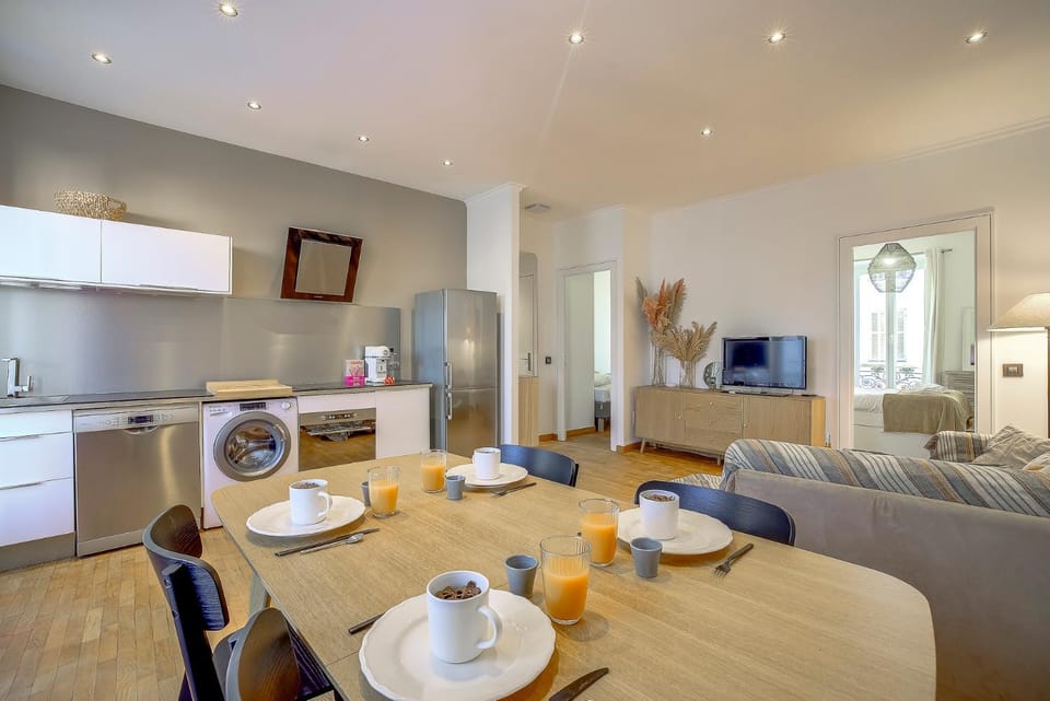 TV and multimedia, Coffee/tea facilities, Kitchen or kitchenette, Living room, Seating area, Dining area, minibar