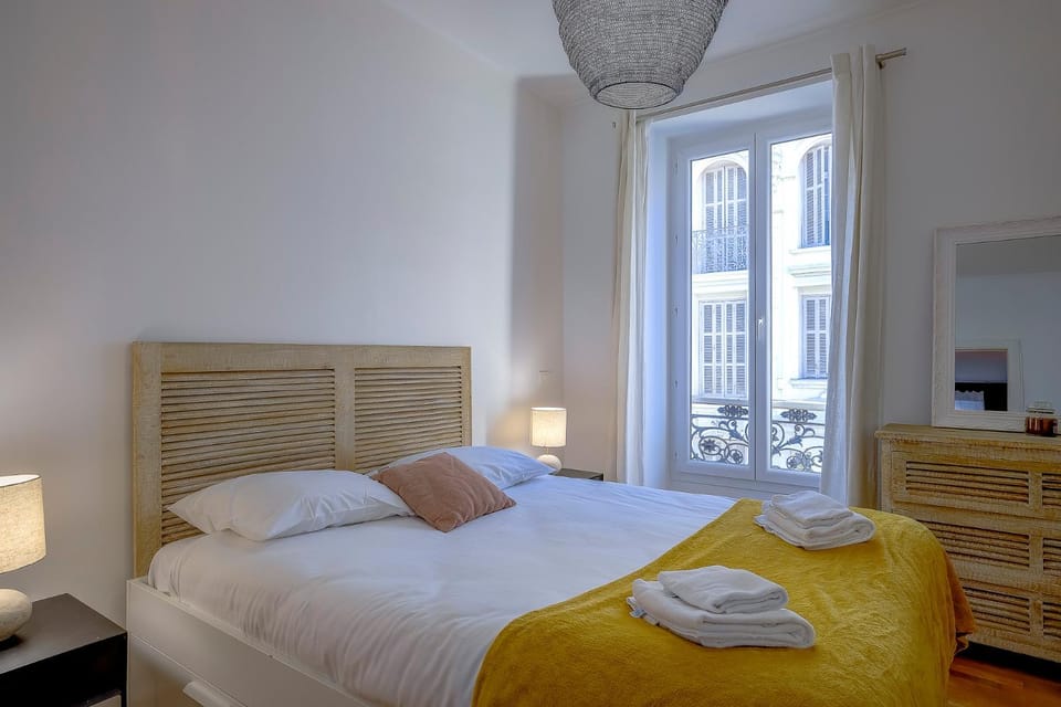 Bed, Bedroom, towels