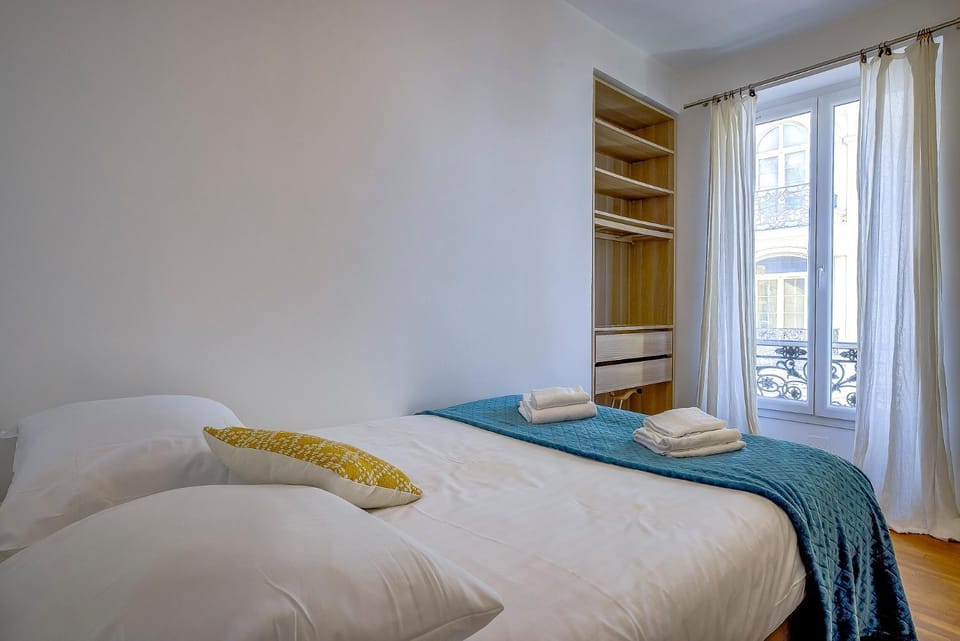 Bed, Bedroom, towels