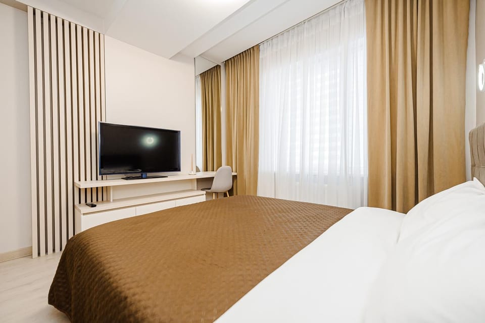 Bed, TV and multimedia, Photo of the whole room, Bedroom