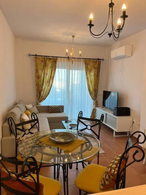 TV and multimedia, Living room, Seating area, Dining area